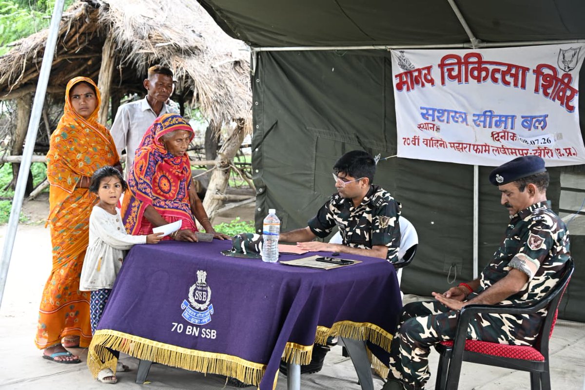 70BnSSB_INDIA's tweet photo. 70वीं वाहिनी सशस्त्र सीमा बल लखीमपुर खीरी-II  'बी' समवाय द्वारा ग्राम कतरनियाघाट में 'मानव चिकित्सा शिविर' आयोजित किया गया। शिविर में डॉ. दिनेश कुमार, द्वितीय कमान अधिकारी (चिकित्सा) एवं उनके चिकित्सा दल द्वारा स्थानीय ग्रामीणों का स्वास्थ्य परीक्षण कर नि:शुल्क दवाइयां वितरित की https://t.co/ctktXgiTbu