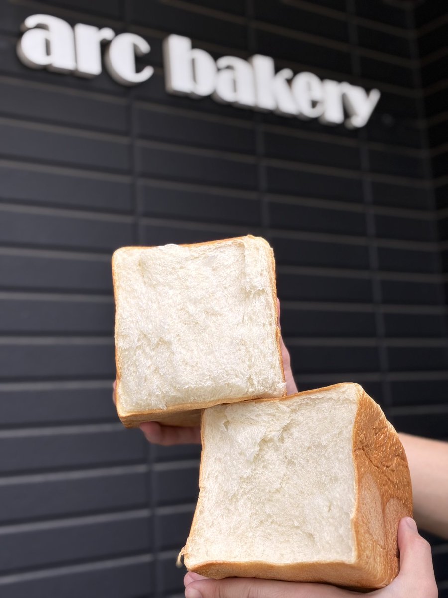 arc_bakery's tweet photo. カナダ産小麦×サワー種で仕上げた、もっちり食感が自慢の食パンです。

耳まで美味しいと評判の味を、毎日の朝食にぜひ！
そのままでもトーストでも絶品です。

#食パン #食事パン https://t.co/9dpLSI8Fpe