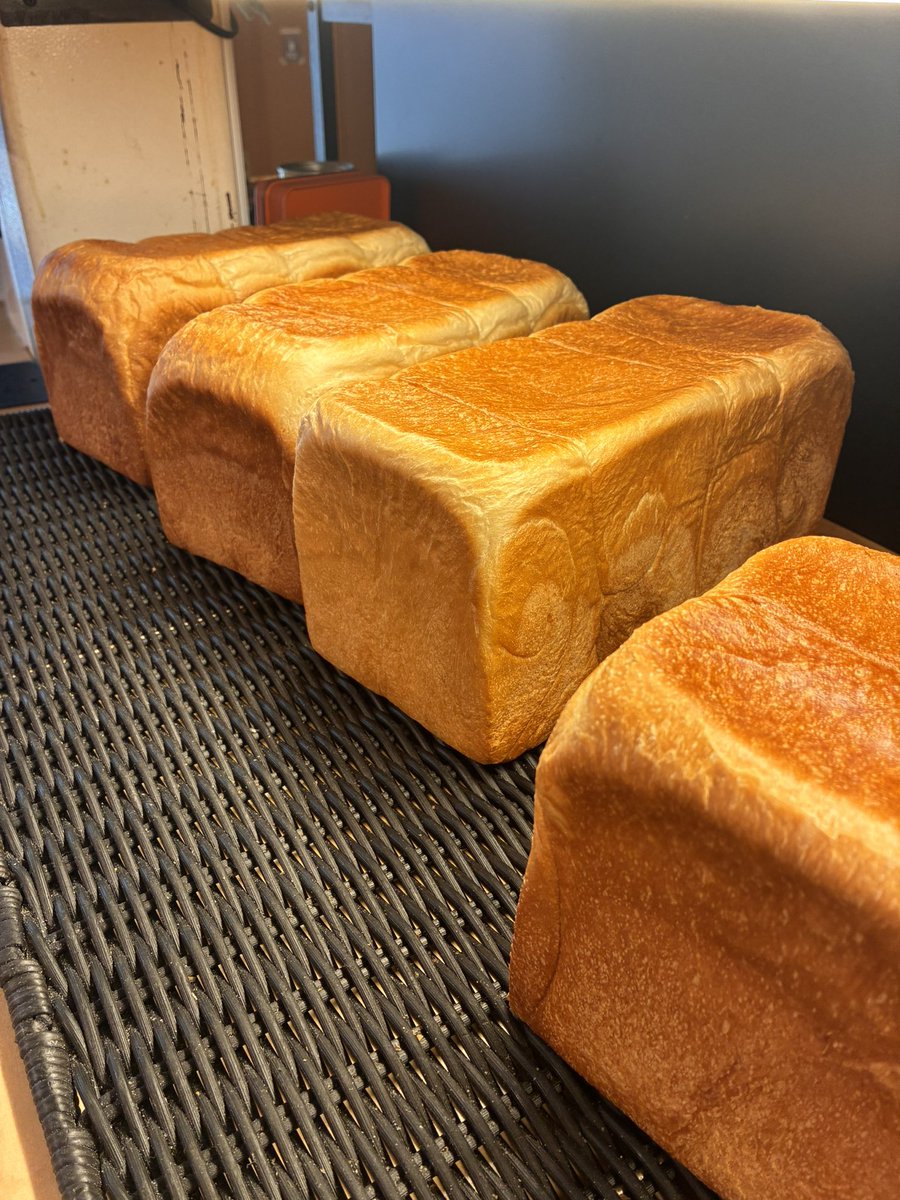 arc_bakery's tweet photo. カナダ産小麦×サワー種で仕上げた、もっちり食感が自慢の食パンです。

耳まで美味しいと評判の味を、毎日の朝食にぜひ！
そのままでもトーストでも絶品です。

#食パン #食事パン https://t.co/9dpLSI8Fpe