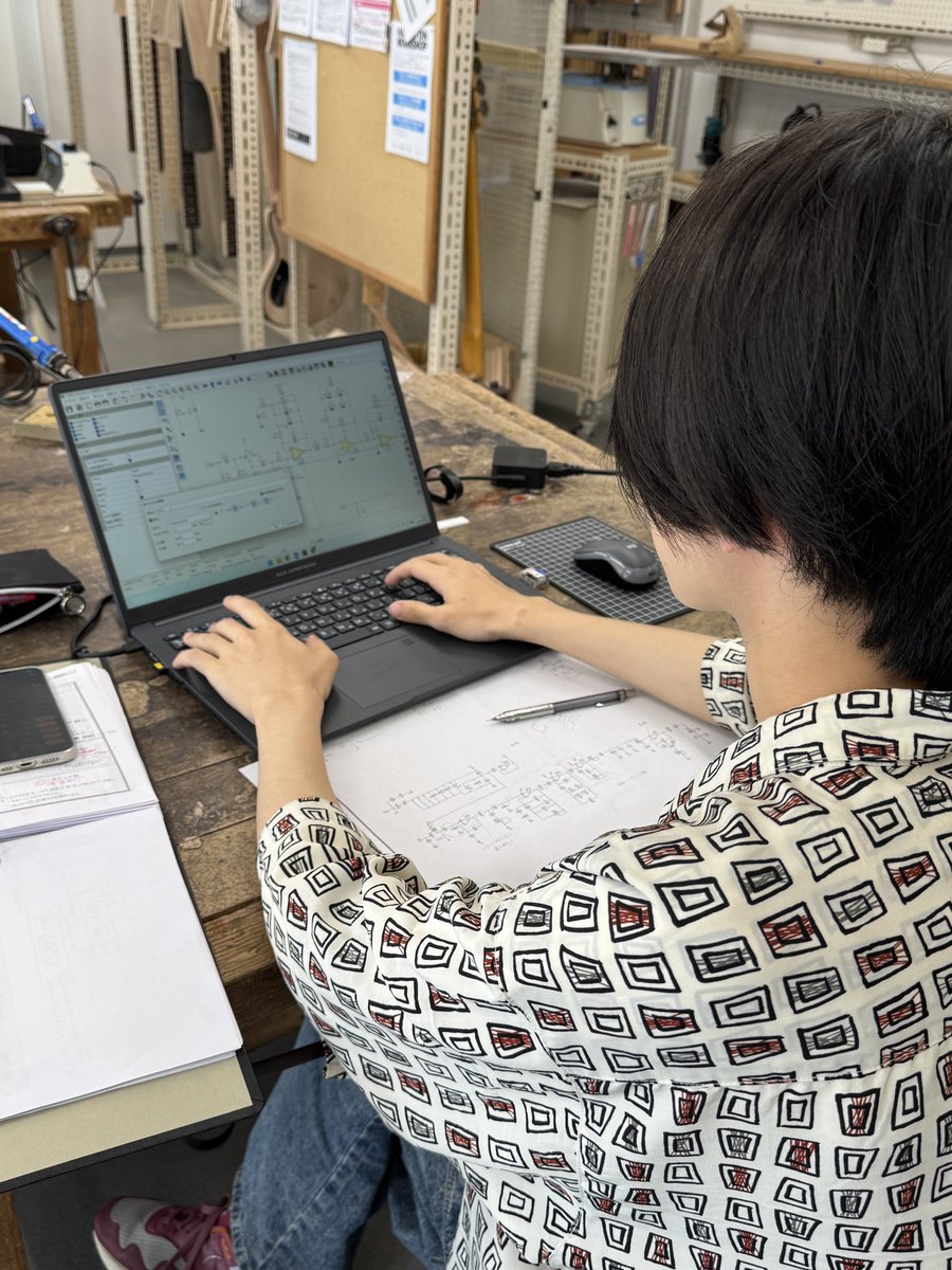 esp_guitarcraft's tweet photo. アンプ・エフェクター専攻ではオリジナル回路の設計が始まっていました！
こちらの学生はめちゃめちゃ歪むエフェクターを製作するそうです⚡️
ブースターの機能を付けたり、フットスイッチを踏み込んだ時の感触にもこだわるそうですよ！
#ESP学園 #ギタークラフト科 https://t.co/5n4zuhXHHO