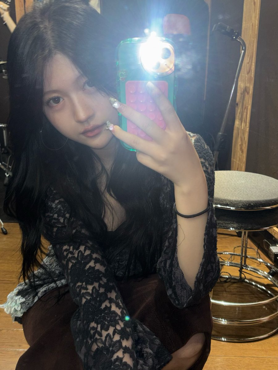 isihara27saki's tweet photo. 0711 in YOKOHAMA Renyβ
"EPISODE:ZERO" are

🎸リモチェキこの後20時販売開始🎸

私だけのソロチェキとゆいさんとツーショチェキの2種類があります！ツーショット初めてだから嬉しい> ̫ <
3枚、5枚で購入特典が異なるので楽しみにしてて〜！
未公開オフショットノベルティとかやばい…♩

ソロ↓
https://t.co/PWmmMa5ATo
ツーショット↓
https://t.co/wZlUhpSnWp