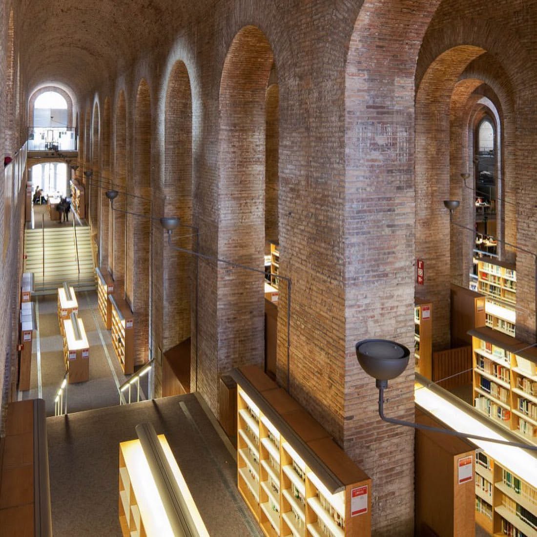gomezdetejada's tweet photo. Biblioteca General de la Universidad Pompeu Fabra de Barcelona, ​​España. 
Lluís Clotet e Ignacio Paricio, 1993-99.

Diseñada en el antiguo Depósito de Aguas de Barcelona de Josep Fontserè, 1880. https://t.co/HCxtyvcHrl