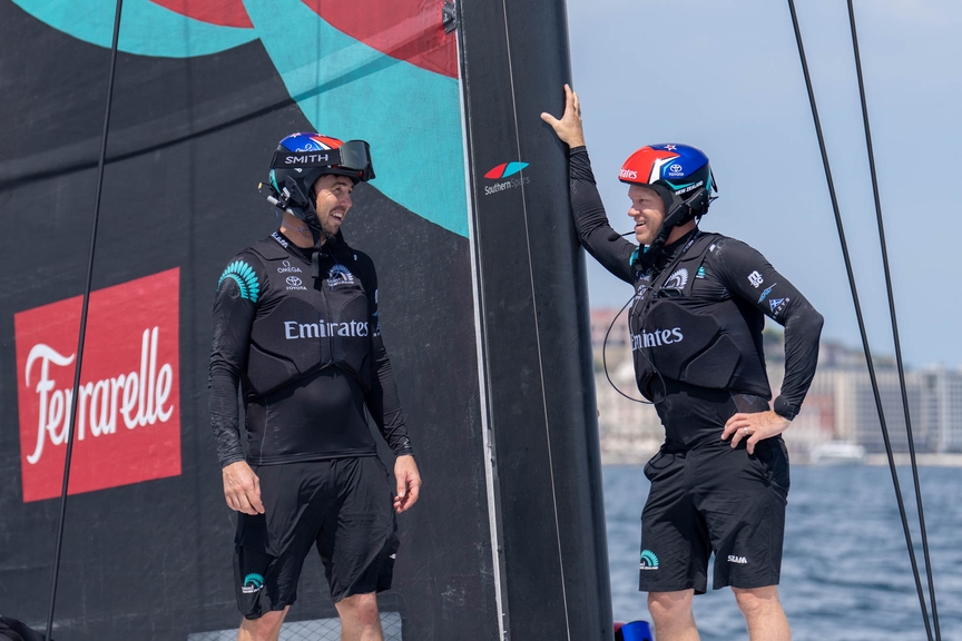 Campanica's tweet photo. «FOILARE, OH OH.» In a perfect 10–15 knot sea breeze, the America's Cup Defender team’s two AC40 foiling monohulls trained on the racecourse right off the Naples waterfront. https://t.co/IC7hiUdvhg
----
#Naples #Napoli #AmericasCup https://t.co/drJqaPdBa6