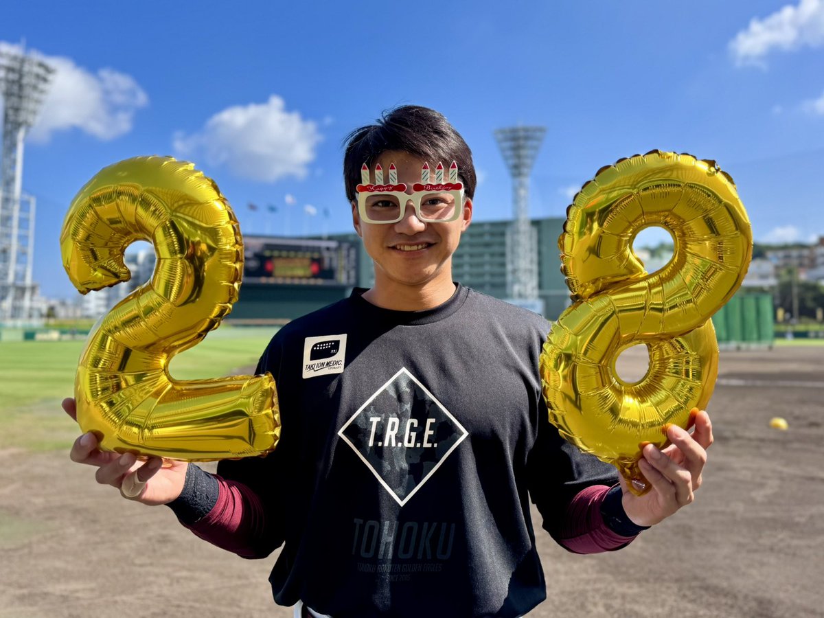 Rakuten__Eagles's tweet photo. ／
HAPPY 28th BIRTHDAY❣️
#平良竜哉 選手🎂🌺
＼

明日が28歳のお誕生日ということで、ふるさとの沖縄で前祝い🌴💙💛

素敵な1年になりますように🍀

#RakutenEagles
#強鷲革新 https://t.co/luQUPMP6uD