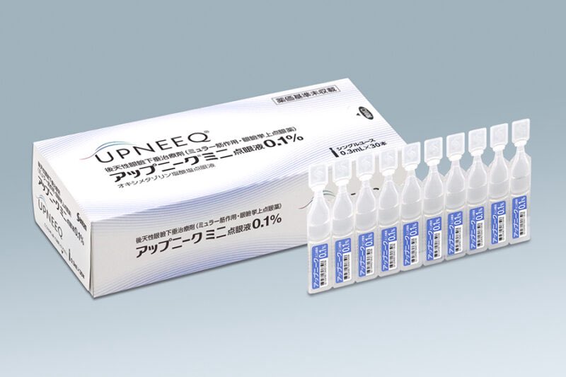 dr_risa_y's tweet photo. 【アップニークとSBCアイブースターの違い】

どちらも“目が開く系の目薬”として見られがちですが、成分の立ち位置は少し違います。

アップニーク（オキシメタゾリン塩酸塩0.1%）は、
眼瞼下垂に対して、ミュラー筋を収縮させて上まぶたを挙上させる作用がメインです。

一方で、SBCアイブースター（ナファゾリン硝酸塩）は、
本来は白目の充血改善がメインの成分で、
まぶたを上げる作用は、副次的・美容的な使い方です。

持続時間も、
アップニークは8時間程度、
SBCアイブースターは2〜3時間程度。

つまり
アップニークは「まぶたを上げる薬」寄り。
SBCアイブースターは「充血を取って、目をすっきり見せる薬」寄り。

同じ“目が開く系”に見えても、中身はけっこう違います。

（症例写真はアップニークを使用しています。）