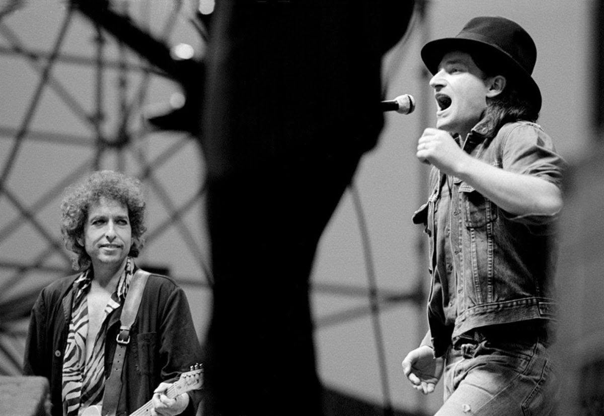 Frances21272855's tweet photo. L' #8luglio del 1984 #BobDylan terminò il suo tour europeo con la data allo Slane Castle, in Irlanda. Dylan fu raggiunto sul palco da #vanmorrison , #Bono, e da Carlos #SANTANA
#almanaccomercury https://t.co/2LeVjNgZOr