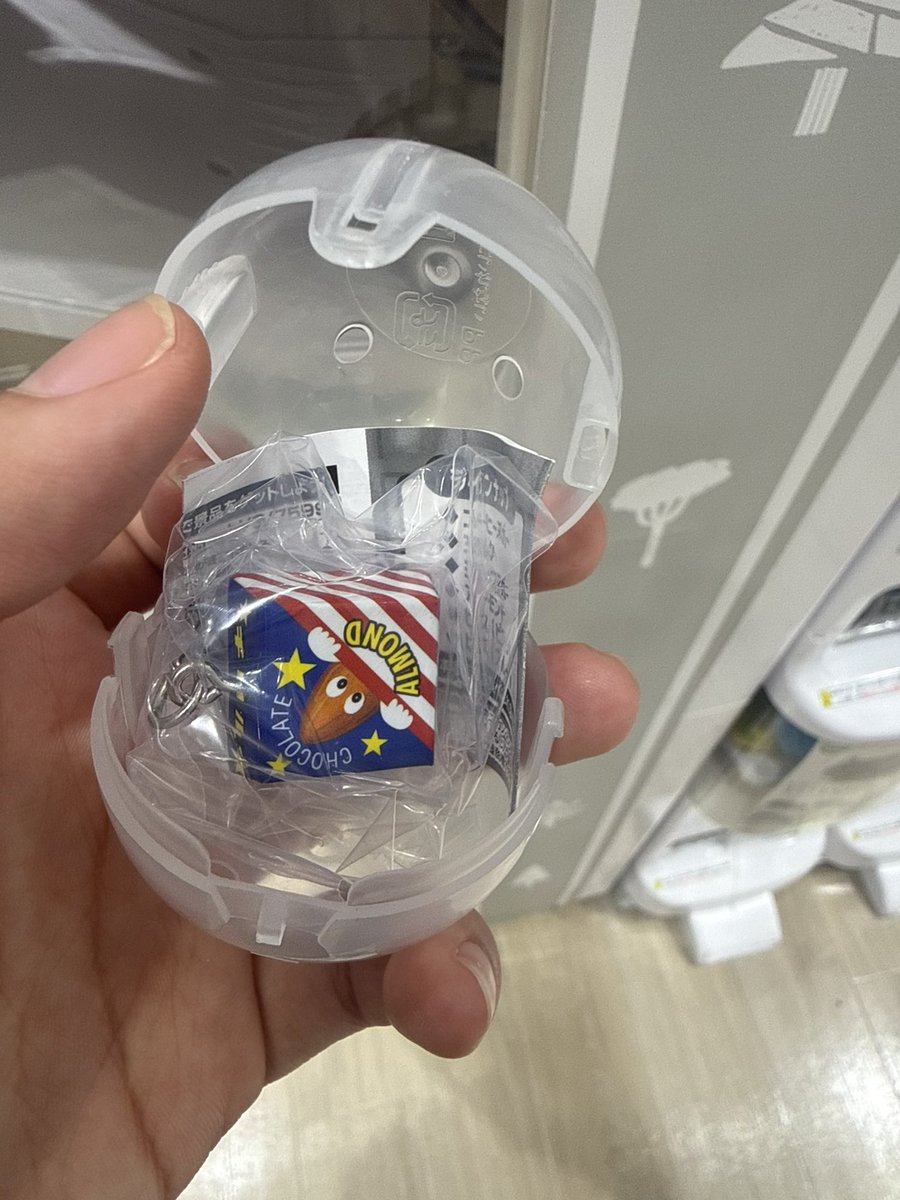 R_Necko's tweet photo. 交換
チロルチョコ
求）ミルクヌガー
譲）アーモンド
梅田ガチャガチャの森
 #交換  #めじるしアクセサリー #チロルチョコ https://t.co/LIbZbw87m2