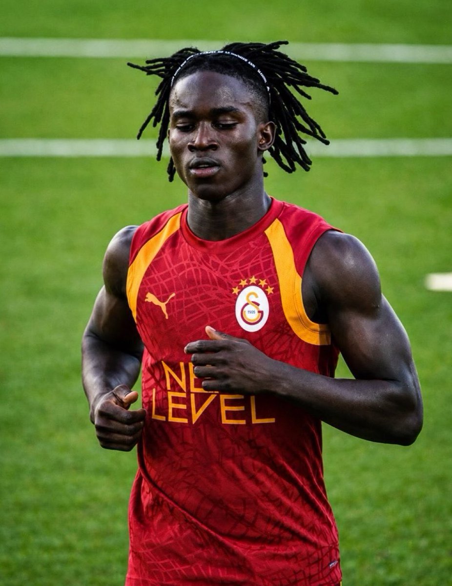 x_Fesli_x's tweet photo. Okan: “Kardeşim, sen fazla fitsin. Sana süre veremem. Git bi’ 35 kilo göbek yap, yoksa kontratını feshederim. Formayı da gider 260 kiloluk Kaan’a veririm.”

#OkanBurukİstifa https://t.co/UNozpwIOm1