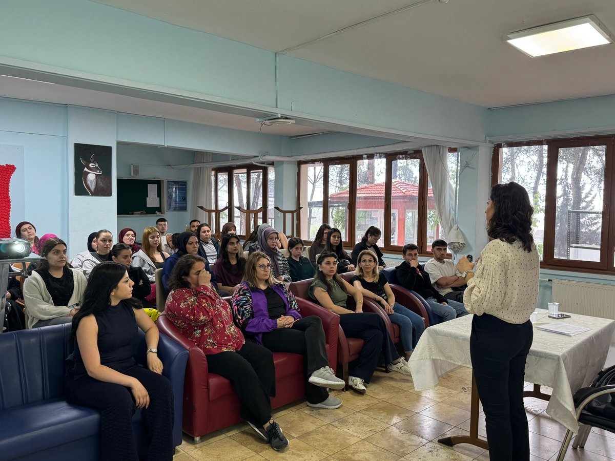 denizliash's tweet photo. 2026 Aile ve Nüfus On Yılı kapsamında, Bakanlığımız Aile Eğitim Programı çerçevesinde İl Müdürlüğümüze bağlı Tavas Sosyal Hizmet Merkezi Müdürlüğü tarafından, Tavas Kredi ve Yurtlar Kurumu öğrencilerine yönelik “Girişimcilik” konulu eğitim faaliyeti gerçekleştirilmiştir.

Eğitimde; girişimcilik kavramı, yenilikçi düşünme, iş fikri geliştirme süreçleri, fırsatları değerlendirme, risk alma, planlama ve kişisel yetkinliklerin girişimcilik sürecindeki rolü hakkında temel bilgiler paylaşılmıştır. Katılımcılarla birlikte girişimcilik becerilerinin bireysel gelişim ve ekonomik hayata katılım açısından önemi değerlendirilmiştir.
@tcailesosyal 
@ekremboran80