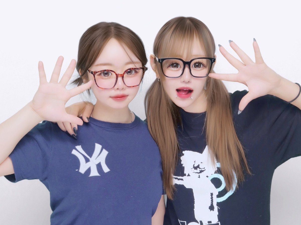 7llvp_'s tweet photo. 小学校からの親友と6年ぶりにぷりとったにゃー😻 https://t.co/UnZTL3o3Ek