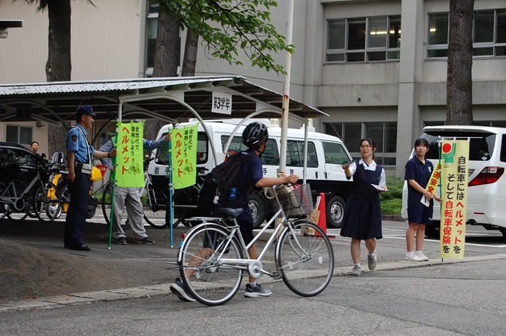 IWATE_ankyo's tweet photo. 7/8(水)、岩手県立黒沢尻北高校周辺にて、自転車マナーアップ街頭啓発活動を実施しました🚴‍♂️

北上地方交通安全協会や北上警察署、同校生徒計60名が啓発立哨しながら、交通事故や違反防止を呼び掛けました📣

#交通安全 https://t.co/SmRsCWajDd