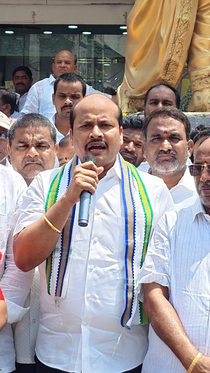 we_ysrcp's tweet photo. ప్రజానేత డా||Y.S.రాజశేఖర్ రెడ్డి గారి 77వ జయంతి సంధర్బంగా   రాజాం నియోజకవర్గ సమన్వయకర్త డాక్టర్ తలే రాజేష్ గారు వై. యస్. ఆర్ విగ్రహానికి పూలమాల వేసి నివాళ్లు అర్పించారు.

డాక్టర్ తలే రాజేష్ గారు మాట్లాడుతూ ....

 మరపురాని మహానేత మా అందరి పెద్దాయన డా|| వై.ఎస్.రాజశేఖర్ రెడ్డి గారు ప్రతి రాజకీయ నాయకుడికి ఆదర్శం పేదప్రజలకి అనేక పథకాల ద్వారా మంచి చేసి వారి గుండెల్లో చెరగని ముద్ర వేసుకున్న గోప్ప నాయకుడు అటువంటి నాయకుడి బిడ్డ వై.ఎస్. జగన్మోహన్ రెడ్డి గారు కూడా ప్రజల సంక్షేమo కోసం అహర్నిశలు పని చేసారు. అనేక మార్పులు అభివృద్ధి సంక్షేమం తీసుకుని వచ్చారు అని తెలిపారు.

ఈ కార్యక్రమంలో ఎంపీపీలో, జడ్పిటిసిలు, నాలుగు మండల సర్పంచులు, ఎంపీటీసీలు అభిమానులు మరియు వైయస్ఆర్సిపి నాయకులు కార్యకర్తలు పెద్దసంఖ్యలో యువకులు  పాల్గొన్నారు.