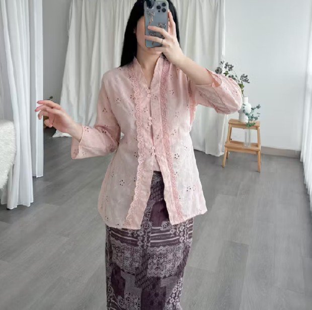 bluenyvaley's tweet photo. strawberry matcha versi kebaya 🍓💚 super cantik, fresh, dan elegan. cocok banget buat berbagai occasion✨ https://t.co/GVmXkDin48