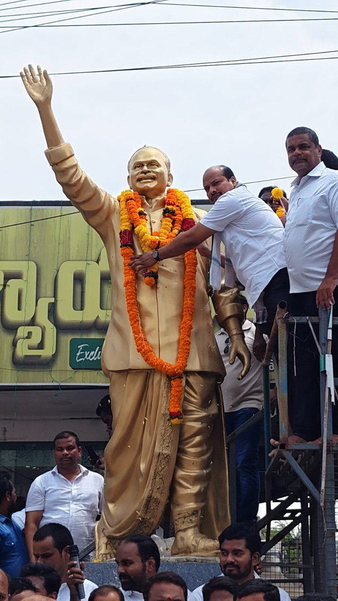 we_ysrcp's tweet photo. ప్రజానేత డా||Y.S.రాజశేఖర్ రెడ్డి గారి 77వ జయంతి సంధర్బంగా   రాజాం నియోజకవర్గ సమన్వయకర్త డాక్టర్ తలే రాజేష్ గారు వై. యస్. ఆర్ విగ్రహానికి పూలమాల వేసి నివాళ్లు అర్పించారు.

డాక్టర్ తలే రాజేష్ గారు మాట్లాడుతూ ....

 మరపురాని మహానేత మా అందరి పెద్దాయన డా|| వై.ఎస్.రాజశేఖర్ రెడ్డి గారు ప్రతి రాజకీయ నాయకుడికి ఆదర్శం పేదప్రజలకి అనేక పథకాల ద్వారా మంచి చేసి వారి గుండెల్లో చెరగని ముద్ర వేసుకున్న గోప్ప నాయకుడు అటువంటి నాయకుడి బిడ్డ వై.ఎస్. జగన్మోహన్ రెడ్డి గారు కూడా ప్రజల సంక్షేమo కోసం అహర్నిశలు పని చేసారు. అనేక మార్పులు అభివృద్ధి సంక్షేమం తీసుకుని వచ్చారు అని తెలిపారు.

ఈ కార్యక్రమంలో ఎంపీపీలో, జడ్పిటిసిలు, నాలుగు మండల సర్పంచులు, ఎంపీటీసీలు అభిమానులు మరియు వైయస్ఆర్సిపి నాయకులు కార్యకర్తలు పెద్దసంఖ్యలో యువకులు  పాల్గొన్నారు.