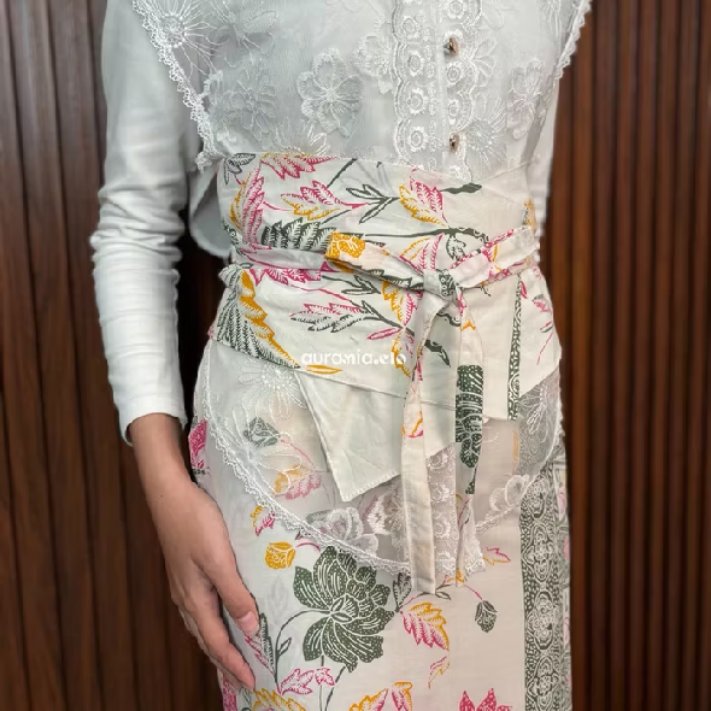 bluenyvaley's tweet photo. strawberry matcha versi kebaya 🍓💚 super cantik, fresh, dan elegan. cocok banget buat berbagai occasion✨ https://t.co/GVmXkDin48