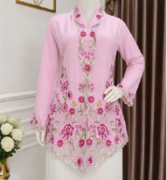 bluenyvaley's tweet photo. strawberry matcha versi kebaya 🍓💚 super cantik, fresh, dan elegan. cocok banget buat berbagai occasion✨ https://t.co/GVmXkDin48