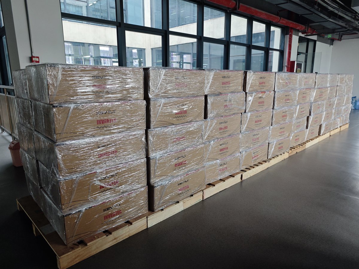 Kevolt_Solar_'s tweet photo. 120 KEVOLT inverters ready to ship!
Full series: 5.5kW to 12kW available
Stylish design &amp; thousands of great reviews
Perfect for all global solar markets ✅
#EUsolar #SolarPower #PVInverter #EnergyStorage #SolarSupplier #kevolt https://t.co/tPL8OCMWSg