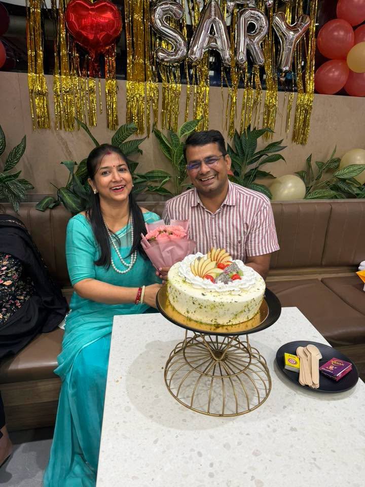 sujata305's tweet photo. शादी के सालगिरह की छोटी सी पार्टी में अपनों के साथ ❤️ https://t.co/u7WJ8KbBcs