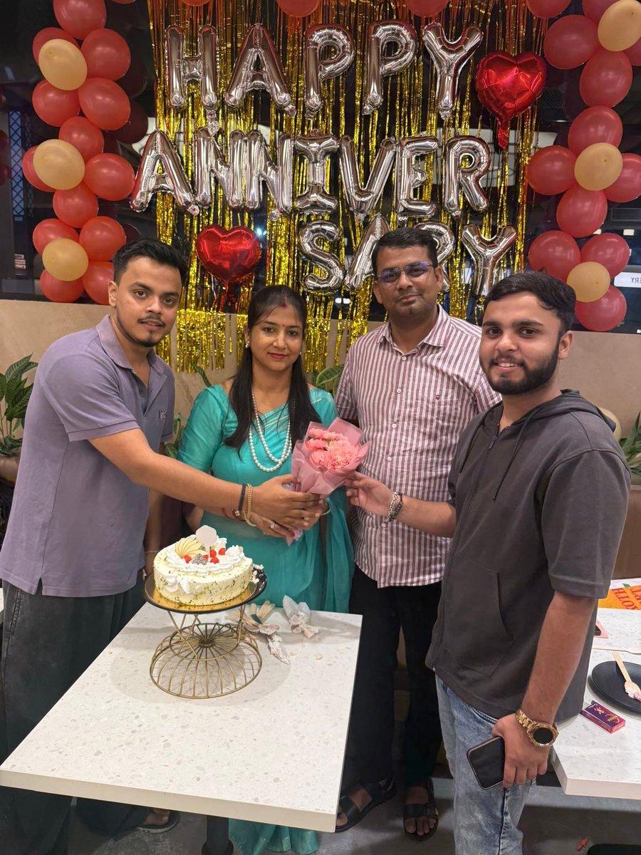 sujata305's tweet photo. शादी के सालगिरह की छोटी सी पार्टी में अपनों के साथ ❤️ https://t.co/u7WJ8KbBcs