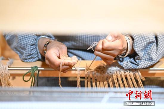 CHNTibetGerman's tweet photo. Kreis Gyangzê in Xizang: Fingerfertigkeit für das immaterielle Kulturerbe🌟⭐️, geschickte Hände🤲🤲 weben den Weg zum Wohlstand #Handicraft #Culture #Weaving #Craftsmanship #Women https://t.co/nJLvaeYD9m