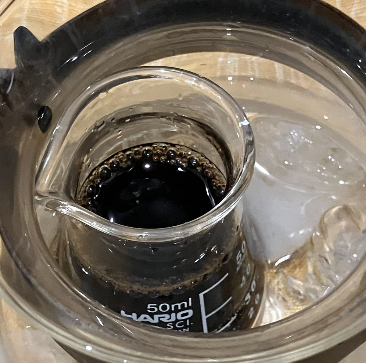 baccha864cafe's tweet photo. 定番を淹れる。
数字を見ると濃度的には落ちている、だろうは、解る🤔
珈琲の何の成分がどれだけ？は分からないんだよなぁ、豆の成分表と溶解度見たら解るかな。後はphかな。数字が分かっても
舌や喉や鼻腔などが解るかな。口にする時の環境、皮膚感覚、本人(なまもの)の体調変数あるある、面白い🙄 https://t.co/72wgxEeEqY