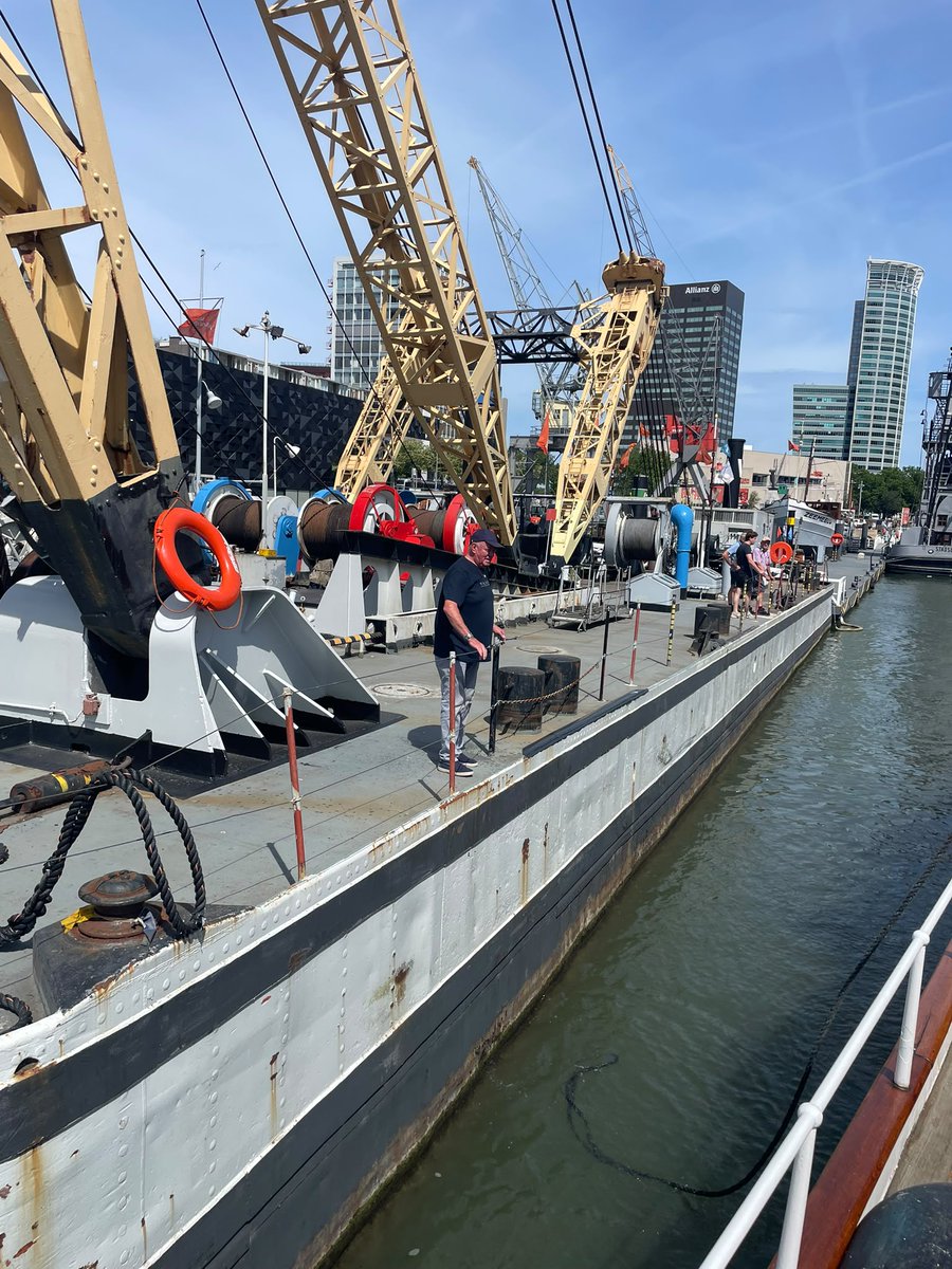 PietHein_Jacht's tweet photo. Goedemorgen 🌞 Eerst koffie en werkoverleg ☕ Dan lekker aan de slag! 🔨🪚
#klusochtend #leuvehaven #rotterdam #maritiem https://t.co/Zou2SojA2v