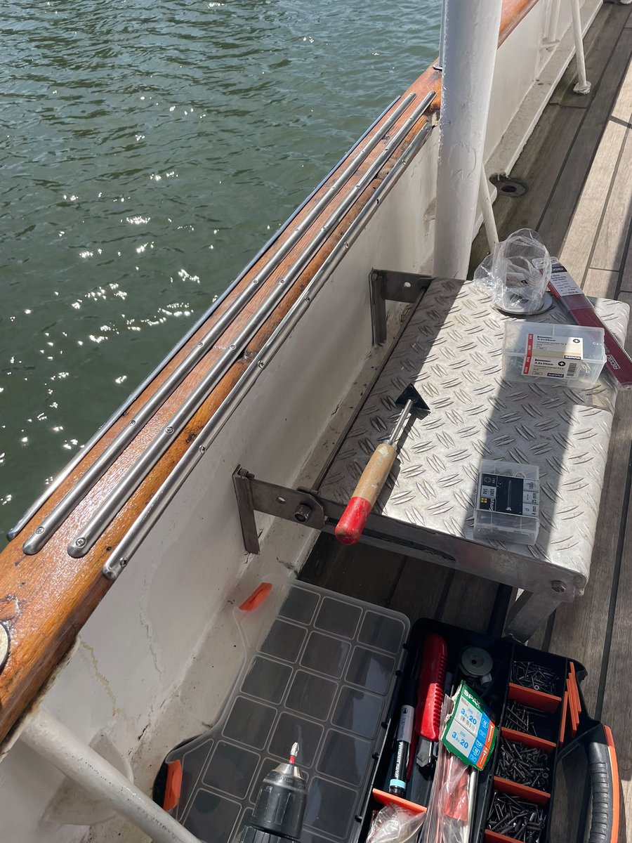 PietHein_Jacht's tweet photo. Goedemorgen 🌞 Eerst koffie en werkoverleg ☕ Dan lekker aan de slag! 🔨🪚
#klusochtend #leuvehaven #rotterdam #maritiem https://t.co/Zou2SojA2v