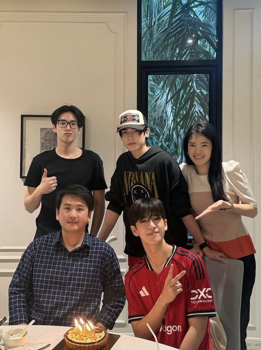 meawkyoya_'s tweet photo. คสพ.ภีมเป้อ ภูจินมันชัดเจนมากทั้งความสนิทของทั้งคู่ไปจนถึงครอบครัว เชื่อมากๆว่าไม่ว่าในอนาคตจะเป็นยังไง ก็จะยังไปมาหาสู่กันแบบนี้ เพราะสนิทจนเป็นส่วนหนึ่งในครอบครัวของกันและกันไปแล้ว น่ารักจังเลย💗 https://t.co/tOfrG7o7sn