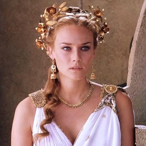 Aureliano_Boni's tweet photo. Non c’è limite allo squallore ideologico e al fanatismo #woke. L’uomo che quasi 3000 anni fa ha creato le basi dell’intera letteratura occidentale viene redarguito da una mediocre attrice, che ostenta un’ignoranza abissale.
Lupita #Nyongo ci viene a spiegare l'#Odissea, accusando #Omero di misoginia e patriarcato. Sostiene che nei suoi libri non abbia dato abbastanza attenzione ai personaggi femminili: Penelope, Nausicaa, Arete, Circe, Atena, Euriclea, Anticlea, Elena, Clitemnestra, Briseide, Sirene, solo per citarne qualcuna.

Christopher #Nolan, regista di capolavori come Interstellar, Dunkirk, Oppenheimer, ti sei piegato al politicamente corretto: Elena di Troia, regina di Sparta, era greca, non era africana. Non spenderò un centesimo per vedere il tuo film.

#LupitaNyongo #ChristopherNolan #Odyssey