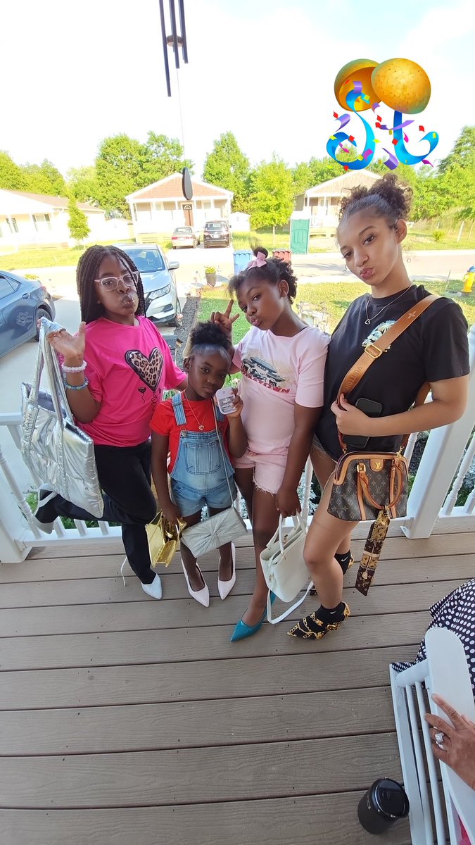 DarkChocklet90's tweet photo. Happy 17th Birthday Mashayla 🎉 🥳 🎂 🎁 https://t.co/cYU91Js3Mu