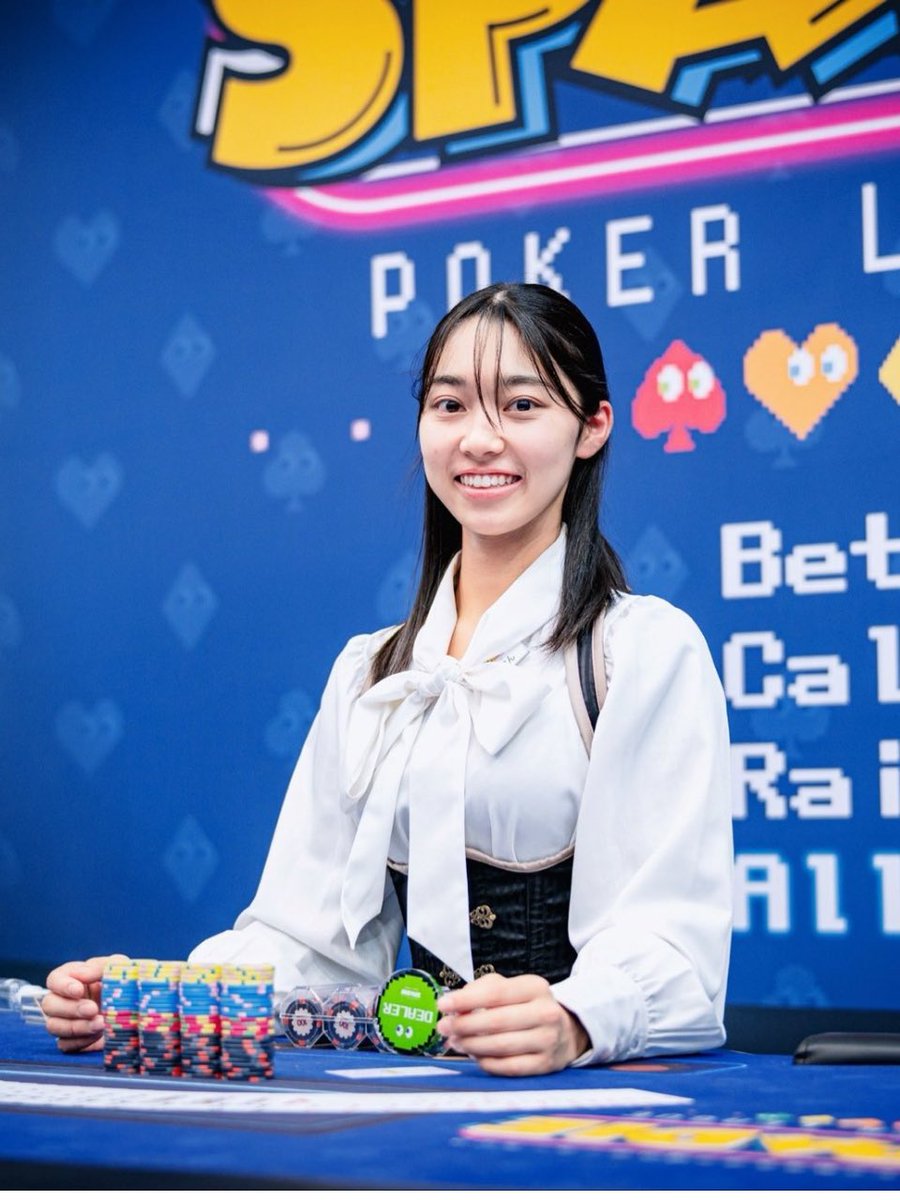 nontilt_poker's tweet photo. 「あと少しで、
トロフィーに手が届いた…🫦」

Non’Tilt名鑑です！！！
今回ご紹介するのはァァァ！！！

プレイヤーネーム
『じおん』様ぁぁぁ！！！

@zionpoker__

よく「ジークジオン」と言われるそうですが、
ガンダムは全然分からないそうです💦

活動エリアは主に大型大会。
ポーカー歴は約1年半です！
＿＿＿＿＿＿＿＿＿＿＿＿＿＿＿＿

🃏ポーカーを始めたきっかけ

じおん様がポーカーを始めたきっかけは、
知人にアミューズ店舗で
初心者講習を受けることになったこと。

そして次の日には、
JOPTのタッグに出場していたそうです。笑

ハマった理由は、

「なんか楽しかったから」

とのことです。笑
＿＿＿＿＿＿＿＿＿＿＿＿＿＿＿＿

🏆主な実績

・JOPT
　Tag 21位

・SPADIE
　Emotional Heart 2位
　Final Turbo 5位
　Legacy 44位
　Tag 6位 / 12位 / 28位

・U-30
　Night Stack 10位

・Nippon Series
　Main Event 25位

・P-1グランプリ
　Tag 7位
＿＿＿＿＿＿＿＿＿＿＿＿＿＿＿＿

👀特に思い入れのある大会

特に印象に残っているのは、
SPADIE Emotional Heart 2位。

ポーカーを始めた頃はタッグが中心で、
一人でトーナメントに出る機会は少なかったそうです。

そんな中、
初めて一人で入賞できたトーナメントが
このEmotional Heart。

ヘッズアップになった時、
目の前にはトロフィー。

あと少しで手が届くところまで来ていたのに、
取り逃したことは本当に悔しかったそうです。

それでも、
自分を少し褒めてあげたいと思えた大会だったとのことです。
＿＿＿＿＿＿＿＿＿＿＿＿＿＿＿＿

😹一番悔しかった大会

一番悔しかったのは、
あと一歩で優勝を逃したトーナメント。

ヘッズアップ開始時のスタック差は、
1：7〜8ほど。

その時はダブルアップすることばかり考え、
相手をしっかり見られていなかったそうです。

優勝を逃してからは後悔もあったものの、
振り返る中で、
1ハンドだけではなく、
それまでの積み重ねが結果に繋がると気づいたとのこと。

それからは、

「その場で自分にできるベストな判断ができたか」

を大切に考えるようになったそうです。
＿＿＿＿＿＿＿＿＿＿＿＿＿＿＿＿

🧠プレイ中に大切にしていること

じおん様が大切にしているのは、

その場で自分にできる
ベストな判断を積み重ねること。

勝ちたい気持ちは誰よりも強いとのこと。

だからこそ結果だけにとらわれず、
平常心を保つことを意識しているそうです。

また、
チップは投げないこと。

そして、
相手がどういうプレイヤーなのかを
よく観察することも大切にされています。
＿＿＿＿＿＿＿＿＿＿＿＿＿＿＿＿

💪強みと課題

じおん様は、
強みは思いつかないとのこと。

ただ、
悔しさを言語化し、
次の成長に繋げられることは、
間違いなく強みだと思います。

課題は、
考えながらプレイしているつもりでも、
時々感覚でプレイしてしまうこと。

ここを整えていくことが、
今後のテーマとのことです。
＿＿＿＿＿＿＿＿＿＿＿＿＿＿＿＿

🃏じおん様にとってポーカーとは？

「負けず嫌いな自分を夢中にさせてくれた存在」

勝つ喜びも、
負ける悔しさも、
全部含めて本気になれる。

だからこそ、
もっと上手くなりたいと思えるそうです。
＿＿＿＿＿＿＿＿＿＿＿＿＿＿＿＿

🎯今後の目標

今後の目標は、

国内大会での優勝。

そして、
海外大会への参加と入賞。

まだ海外に行けていないそうですが、
いつかWSOPにも参戦したいとのことです。
＿＿＿＿＿＿＿＿＿＿＿＿＿＿＿＿

📣最後に皆様へ

「今はプレイヤーよりもディーラーで
大型大会にいることが多いです笑

ほとんどの大型大会にいるので、
気軽に話しかけてください！

これからもよろしくお願いします！！」

とのこと！！！
＿＿＿＿＿＿＿＿＿＿＿＿＿＿＿＿

✍️Non’Tilt編集部コメント

じおん様は、

悔しさを成長に変えながら、
大型大会で経験を積み続けているプレイヤー様でした。

初心者講習を受けた翌日にJOPTタッグへ出場し、
SPADIE Emotional Heartでは2位。

あと少しでトロフィーに手が届くところまで行った経験が、
大きな学びに繋がっているのだと思います。

Non’Tiltは、
じおん様の今後のご活躍を全力で応援しております！！！
📣❤️‍🔥❤️‍🔥

この度は快く掲載にご協力いただき、
誠にありがとうございました！🙇‍♂️✨
＿＿＿＿＿＿＿＿＿＿＿＿＿＿＿＿

Non’Tilt名鑑とは！！！

ポーカー業界で活躍する
プレイヤー・ディーラー・店舗様を
ご紹介していくプロジェクト🃏

現在【579名】をご紹介中！！！

あなたのポーカーストーリーも、
ぜひNon’Tiltでご紹介させてください！

掲載希望・推薦は
Non’Tilt公式LINEまで📩

https://t.co/lIAWyyws8Y

いいね・リポストで応援してもらえると幸です！🙏❤️‍🔥❤️‍🔥

最後まで読んでくれた皆様に幸あれ！🤞