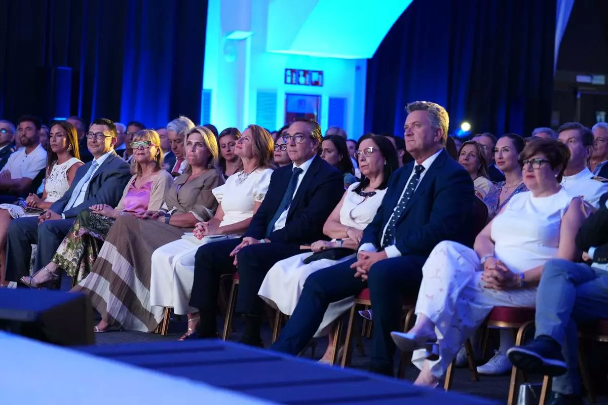 cortsval's tweet photo. ⚓️ La presidenta de les Corts Valencianes, @LlanosMasso, va assistir ahir a la XI gala dels premis Faro PortCastelló organitzada per @portcastello 

🌊 Un acte que va reconéixer la contribució d'empreses, institucions i projectes vinculats a l'ecosistema portuari https://t.co/Tsq7gfyY52