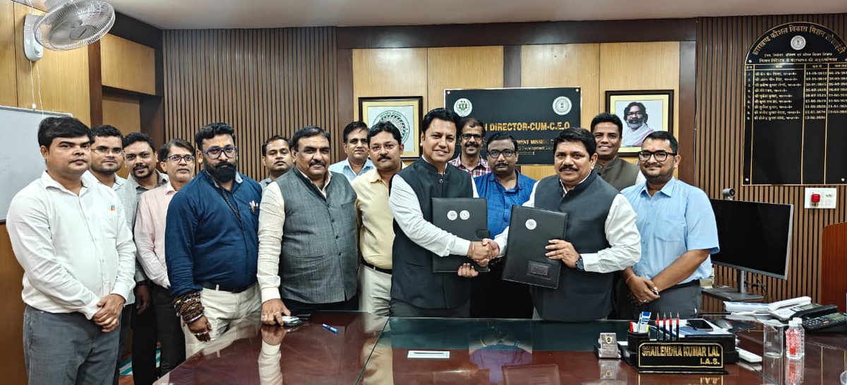 jsdms_jharkhand's tweet photo. झारखण्ड के युवाओं को अधिक से अधिक रोजगार के अवसर उपलब्ध कराने की दिशा में झारखण्ड कौशल विकास मिशन सोसाईटी (JSDMS) एवं झारखण्ड चैम्बर ऑफ कॉमर्स एंड इंडस्ट्रीज (FJCCI) के बीच एक महत्वपूर्ण समझौता ज्ञापन (MoU) पर हस्ताक्षर किए गए।
#SkillIndia #MoU #SKillJharkhand #FJCCI https://t.co/ytkqCQvPUR