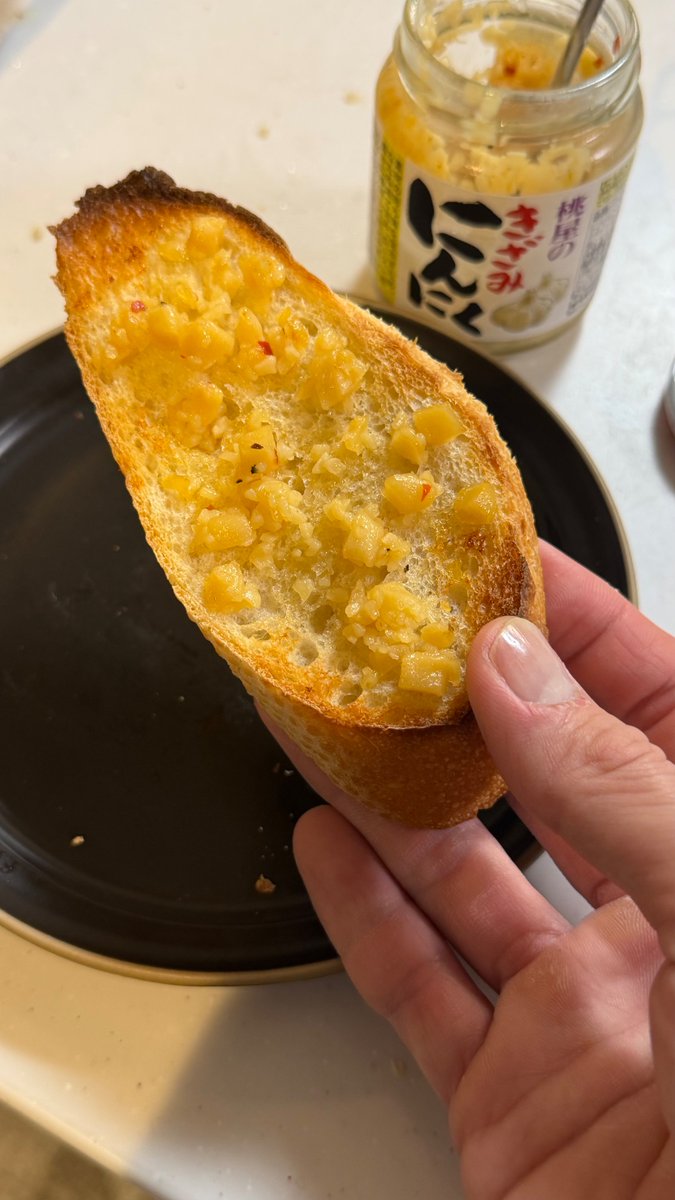 marumi_kitchen's tweet photo. パンに桃屋のきざみにんにく乗せて焼いてみ？飛ぶぞ？ https://t.co/glSs8hT1xG