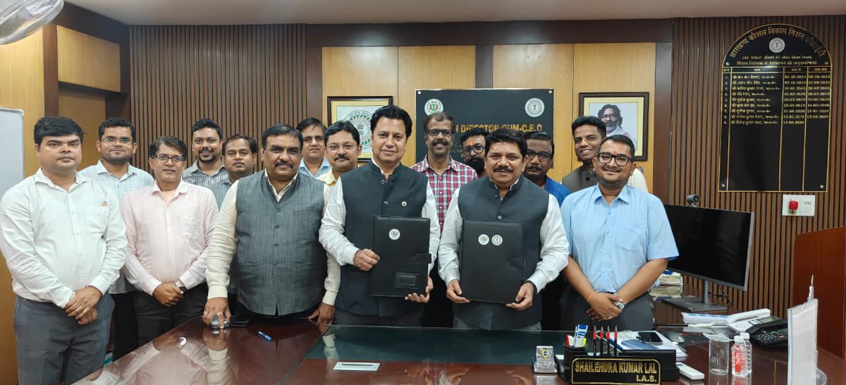 jsdms_jharkhand's tweet photo. झारखण्ड के युवाओं को अधिक से अधिक रोजगार के अवसर उपलब्ध कराने की दिशा में झारखण्ड कौशल विकास मिशन सोसाईटी (JSDMS) एवं झारखण्ड चैम्बर ऑफ कॉमर्स एंड इंडस्ट्रीज (FJCCI) के बीच एक महत्वपूर्ण समझौता ज्ञापन (MoU) पर हस्ताक्षर किए गए।
#SkillIndia #MoU #SKillJharkhand #FJCCI https://t.co/ytkqCQvPUR