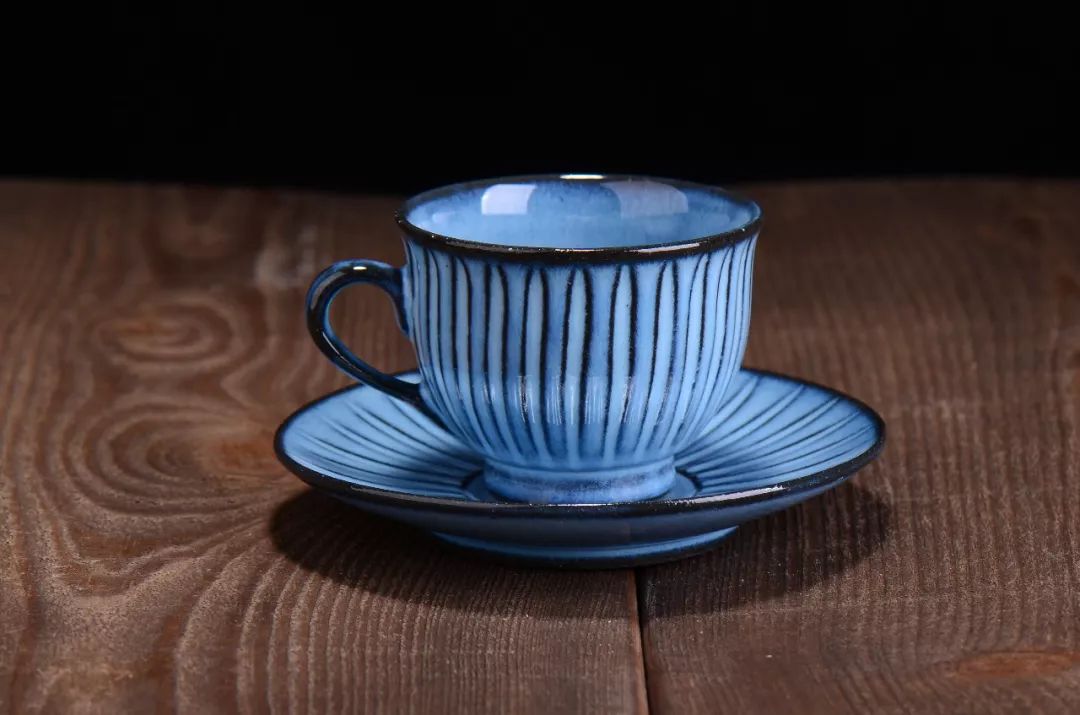 abachx's tweet photo. DIY ceramic mugs fresh out of the kiln! Hand-glazed with sky blue streaks, perfect for morning coffee. Made with love, not a machine.  #HandmadeCrafts #DIYProject， https://t.co/1b6TFFnYky