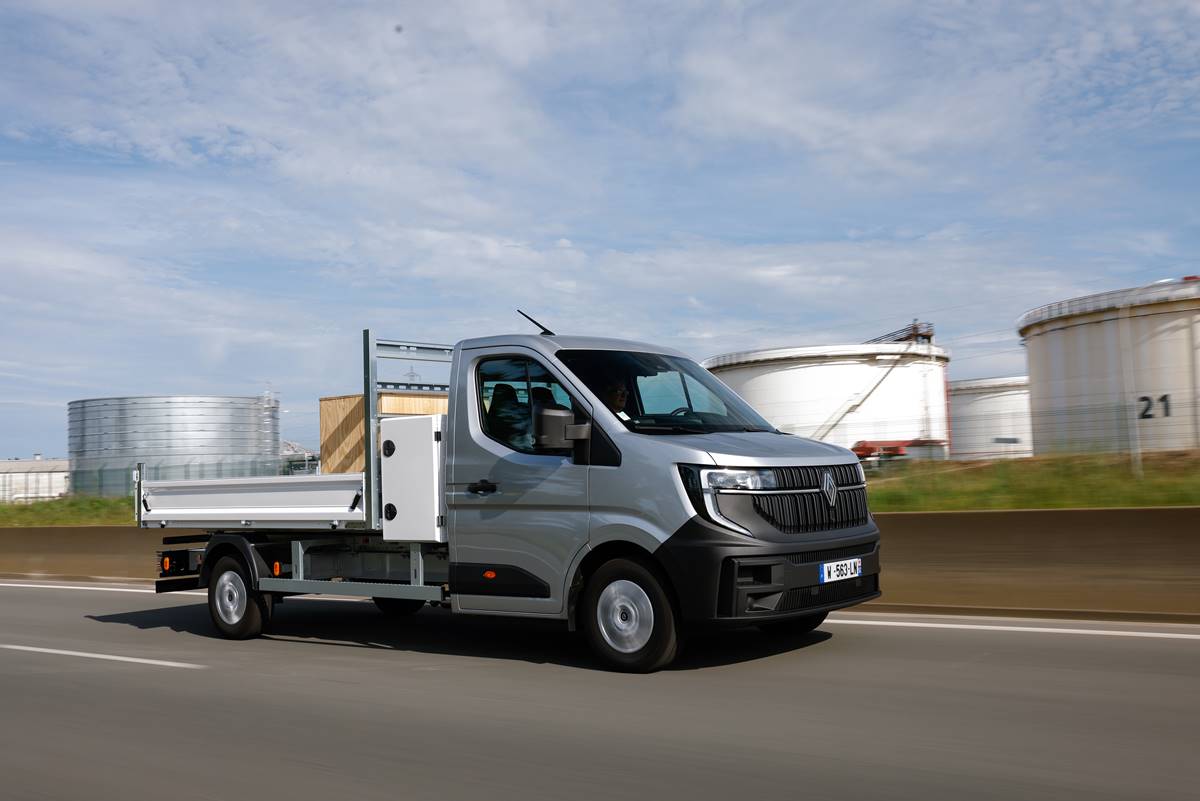 foroelectricos's tweet photo. ¡El rey de las furgonetas se renueva! 🚐⚡ La nueva Renault Master 2026 llega con batería 🔋de 87 kWh y 460 km de autonomía, toma de corriente de 3.500 W para tus herramientas y más espacio interior. ☺️👇
#RenaultMaster @renault_esp https://t.co/g9uVTnsRXL