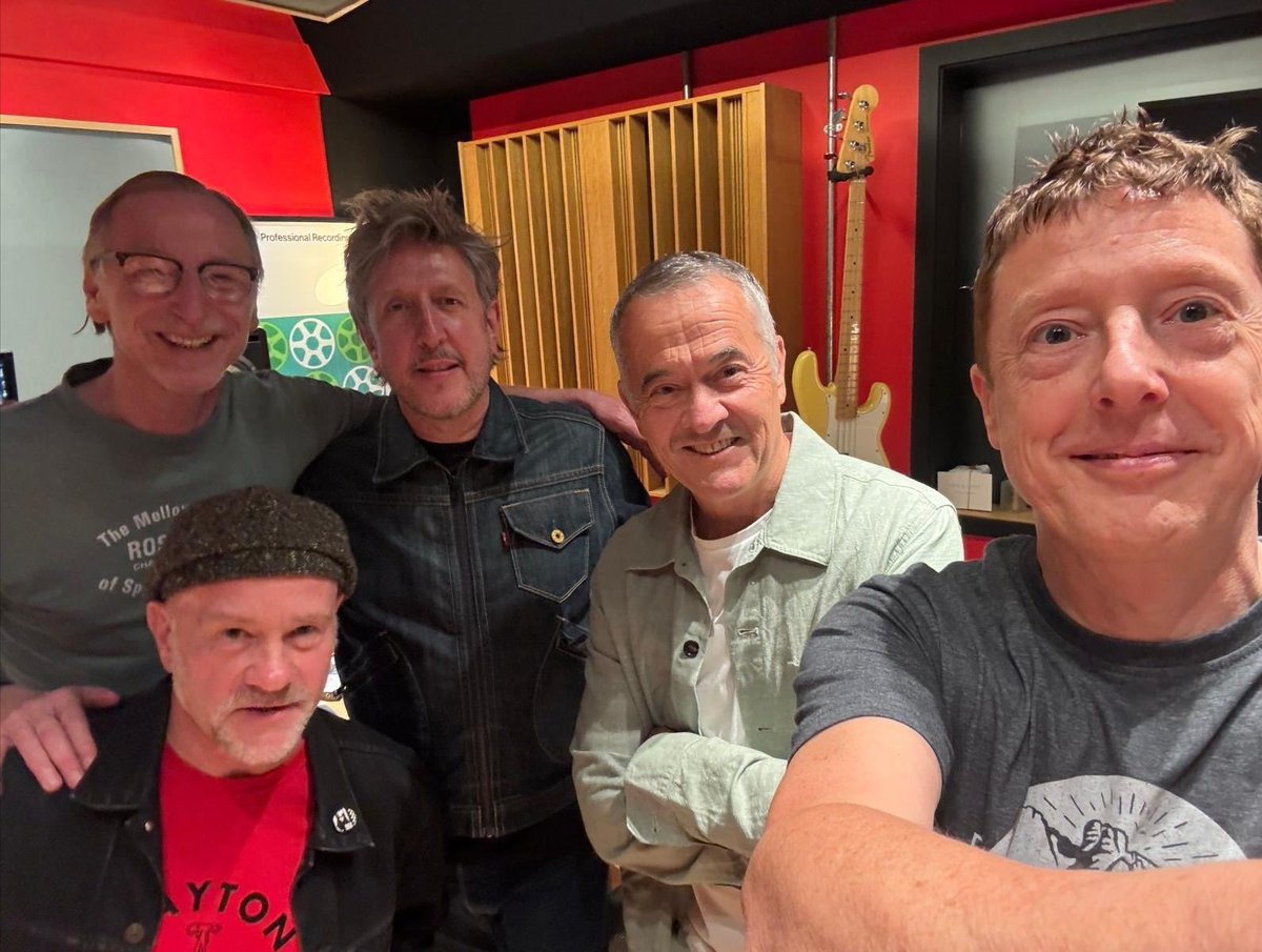 RobertoFerdenzi's tweet photo. A great photo, taken yesterday, of @CrowleyOnAir's meet up with @Bradford_Band members @IanH94621212, @ewitube, @StreetStephen &amp; Jon McCaughey.

Thanks for the photo, GC. ❤️😉 https://t.co/qv9aBRZjow