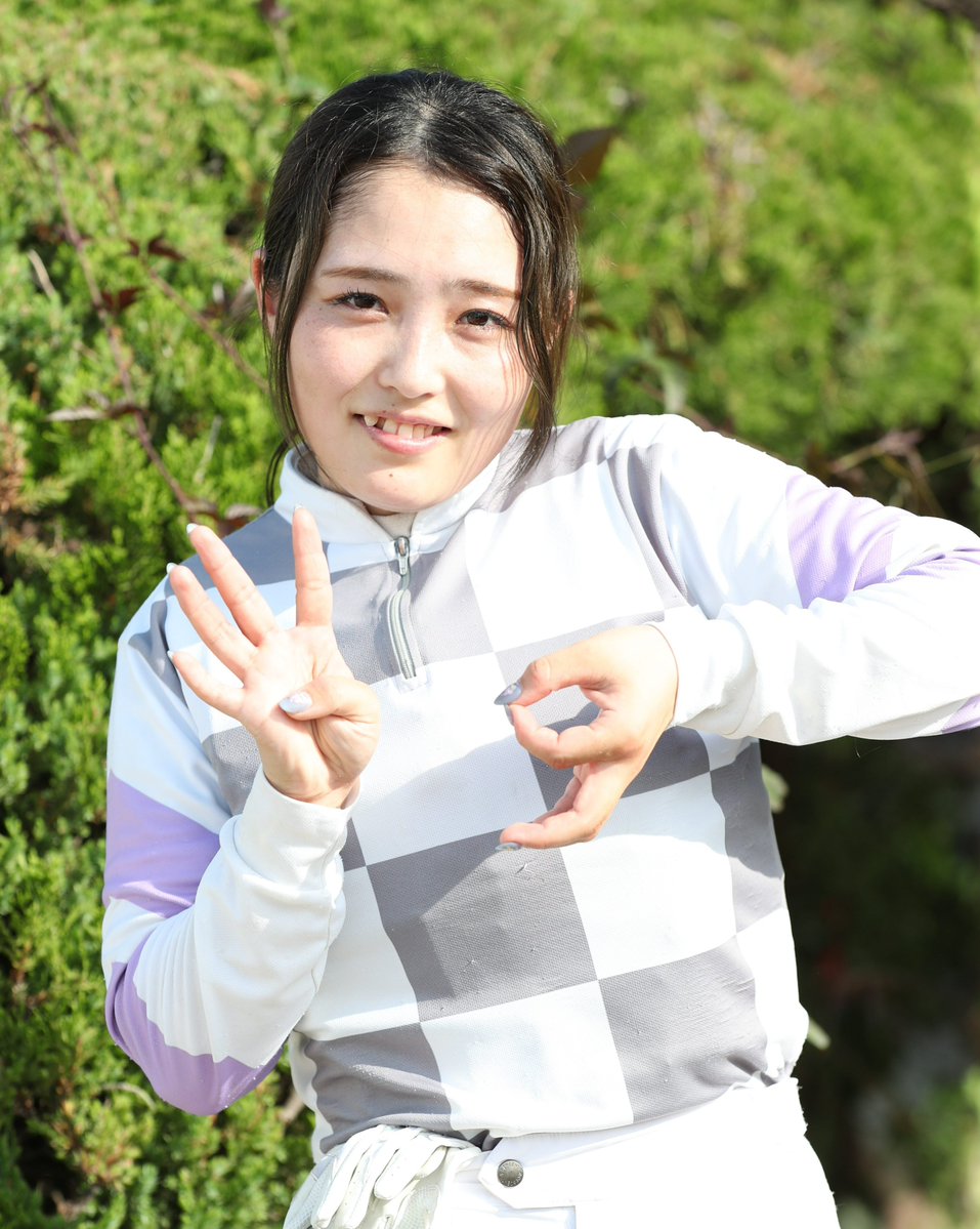 sponichikeiba's tweet photo. 【#阪神アーバン競馬】
絶好調！
#佐々木世麗 騎手が #セイルオンセイラー で11Rを勝ち、10,11Rと連勝で今年「49」勝目😆
メイン勝利は今年3度目ですが、過去2度はいずれも雨だったので晴れで勝つのは今年初✌️
準メイン、メイン連勝もキャリア初で「晴れてよかったー」と世麗スマイル全開でした😄 https://t.co/20bvjx6TWL