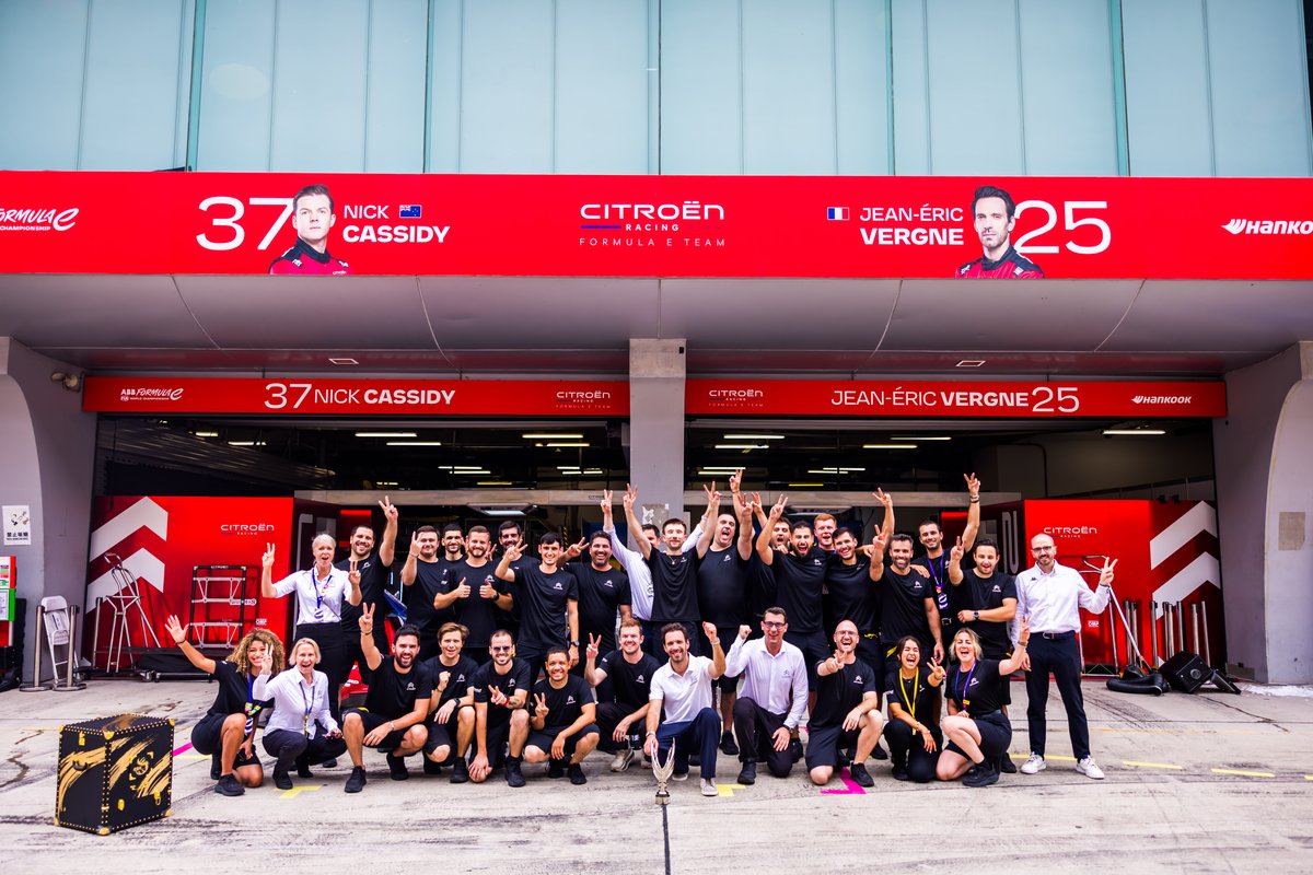 StellantisFR's tweet photo. 🔥 De P18 à P2 ! Quelle remontée de Jean-Éric Vergne à l'E-Prix de Shanghai.

JEV offre à @CitroenRacing  une superbe 2ᵉ place après une bataille haletante pour la victoire jusqu'au dernier tour. La Formula E dans toute son intensité ! ⚡🏆

#FormulaE #JEV https://t.co/1r6wSB8jm5