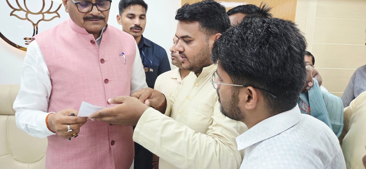 abhaysingh8561's tweet photo. यशस्वी स्वास्थ्य मंत्री जी , सामुदायिक स्वास्थ्य अधिकारियों की समस्याओं को आपने धैयपूर्वक सुना... उम्मीद है इस पर त्वरित संज्ञान लेकर स्वास्थ्य केंद्रों पर कार्यरत 16000 कर्मियों की समस्याओं का निस्तारण जल्द होगा ! @brajeshpathakup @myogiadityanath @narendramodi https://t.co/YnMRO4zzou