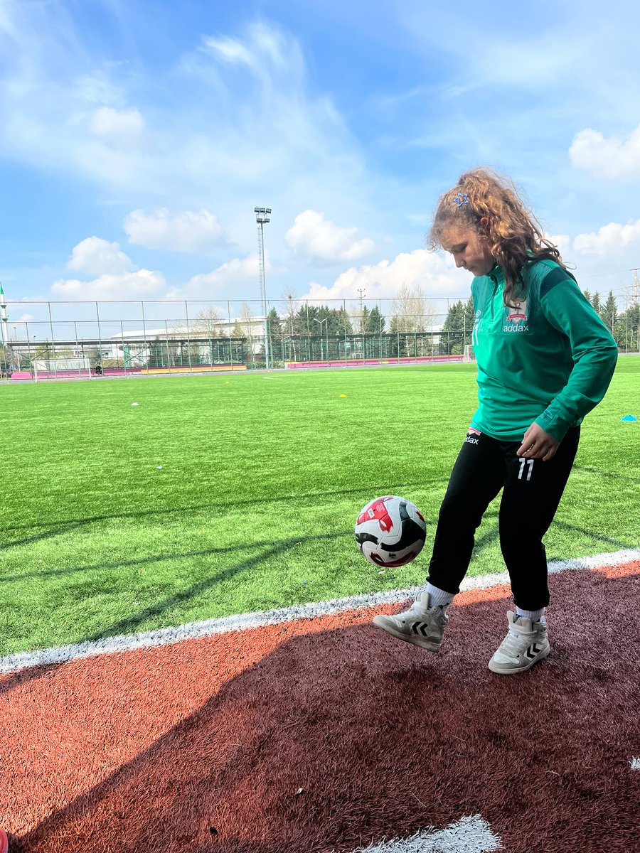 tetikoffical's tweet photo. Kadınlar ligi yarı finalinde başta canım kızım Ayyüce olmak üzere kolej futbol kulübüne başarılar dilerim. https://t.co/Hdd6g2pl5f