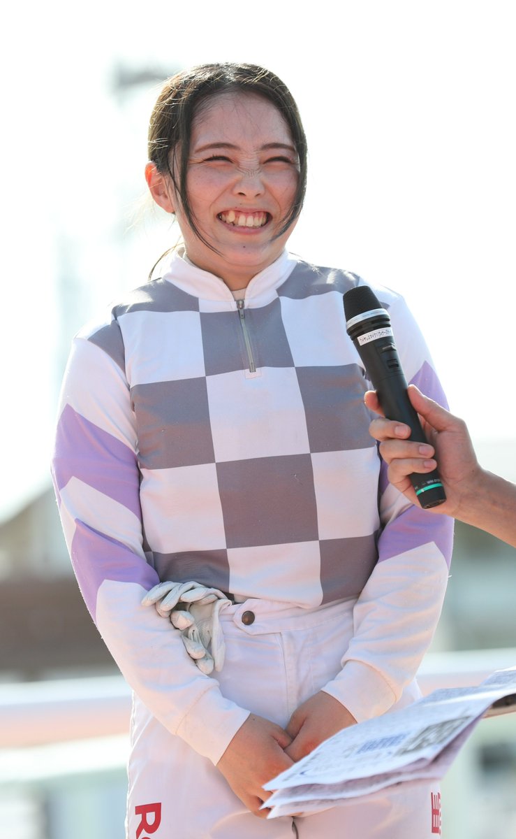 sponichikeiba's tweet photo. 【#阪神アーバン競馬】
絶好調！
#佐々木世麗 騎手が #セイルオンセイラー で11Rを勝ち、10,11Rと連勝で今年「49」勝目😆
メイン勝利は今年3度目ですが、過去2度はいずれも雨だったので晴れで勝つのは今年初✌️
準メイン、メイン連勝もキャリア初で「晴れてよかったー」と世麗スマイル全開でした😄 https://t.co/20bvjx6TWL