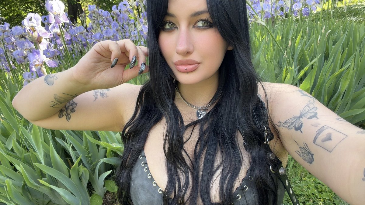 veraddicts's tweet photo. hopefully you guys are awake :P

fun lil RT game  

7/7/7

12 hours!

dommes can comment 5 times, subs only 3 times ♡ https://t.co/FFdoZLLPlX