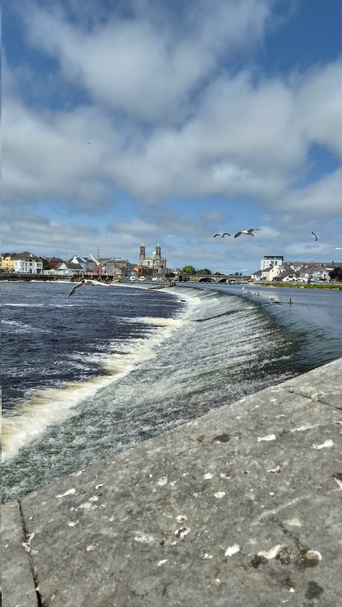 mylastsatoshi's tweet photo. View from east bank toward Athlone castle which sits firmly on west or left bank of the river. The flow is strong at this point.  Endless possibilities.
#Westmeath #Athlone #Roscommon #Ireland 
#HiddenHeartlands https://t.co/HpF6GfzmD2