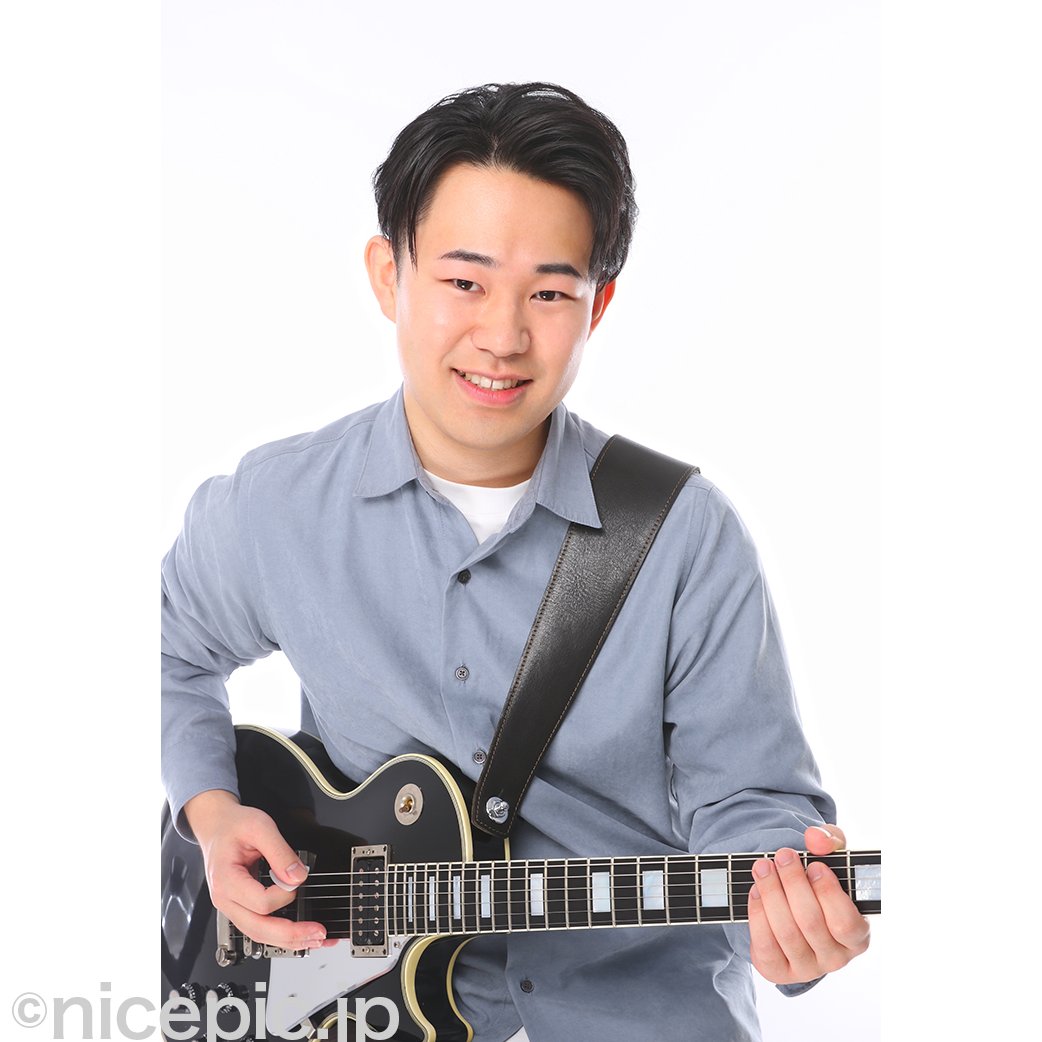 nicepic_jp's tweet photo. 【音楽家・講師・音大生の皆様へ🎸】

 男性ギター講師様の宣材写真をアップ✨ NICEPICの「プロフィールプラン」はプロのヘアメイク＆カメラマンが愛用の楽器に合わせてあなたの魅力を引き出します📸
✅全データ即日渡し✅原宿駅徒歩6分

#演奏家宣材 #演奏家写真 #宣材写真 #フォトスタジオ https://t.co/3Gj3ZhEe8i