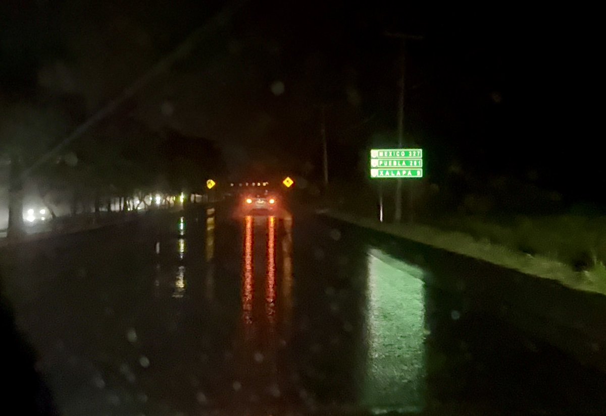 Arturohfidalgo's tweet photo. La objetividad también consiste en reconocer cuando las cosas van bien encaminadas.

Actualmente se ejecutan trabajos de conservación periódica en la Carretera Federal MEX-140, tramo Xalapa–Veracruz, aproximadamente del km 2+500 al km 14+000, consistentes en bacheo profundo y superficial, fresado de la carpeta existente, colocación de nueva carpeta asfáltica y reposición del señalamiento horizontal y vertical.