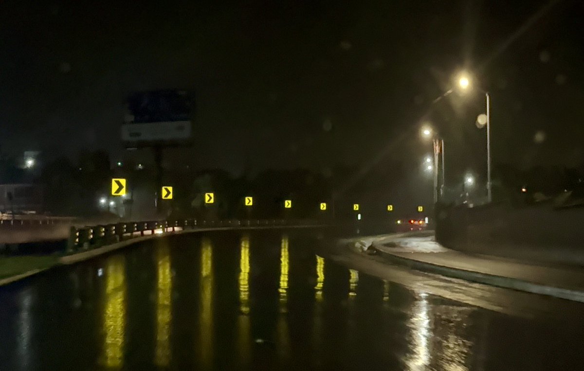 Arturohfidalgo's tweet photo. La objetividad también consiste en reconocer cuando las cosas van bien encaminadas.

Actualmente se ejecutan trabajos de conservación periódica en la Carretera Federal MEX-140, tramo Xalapa–Veracruz, aproximadamente del km 2+500 al km 14+000, consistentes en bacheo profundo y superficial, fresado de la carpeta existente, colocación de nueva carpeta asfáltica y reposición del señalamiento horizontal y vertical.