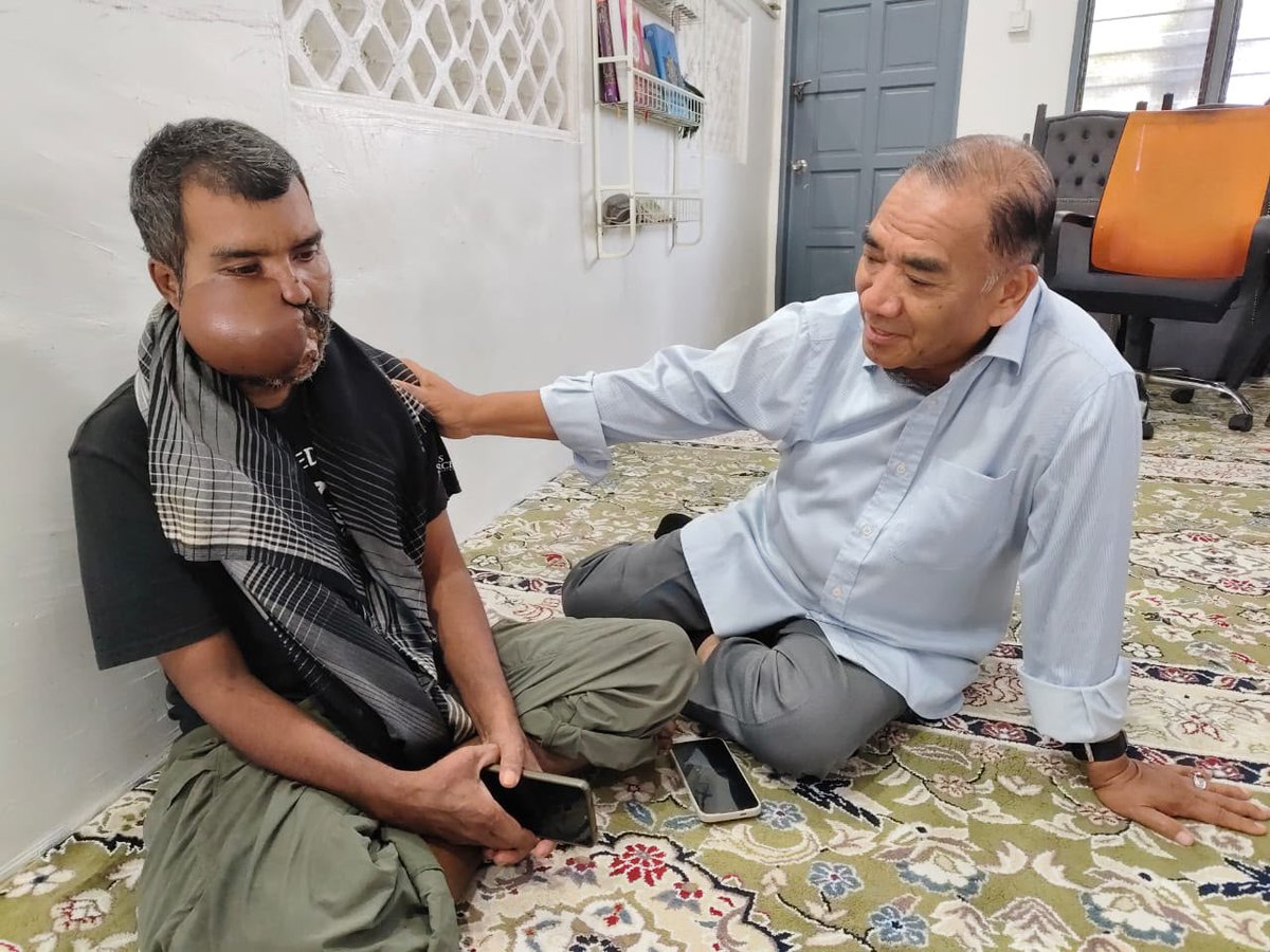 SinarOnline's tweet photo. 'Saya mahu sembuh' - Penggali kubur derita kanser mulut rayu bantuan

"Saya dah tak boleh buka mulut untuk makan. Setiap hari saya hanya minum guna tiub kerana itu sahaja cara untuk saya dapatkan tenaga."

BACA: https://t.co/i1XVqoA6yI

#sinarharian #beritaterkini #kanser https://t.co/41cvNqgMYx