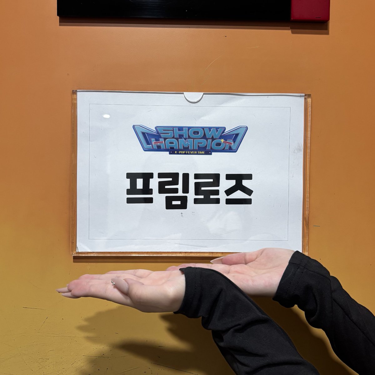 PRIMROSE_AO's tweet photo. [📺]

잠시 후 오후 5시, 
‘MBC M 쇼! 챔피언’에
프림로즈가 출연합니다!

#PRIMROSE #프림로즈 #Cosmic https://t.co/DuO7tMtFss